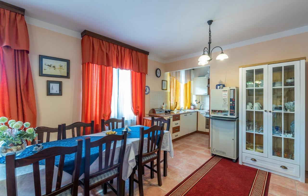 Apartments And Rooms Laura 파진 외부 사진